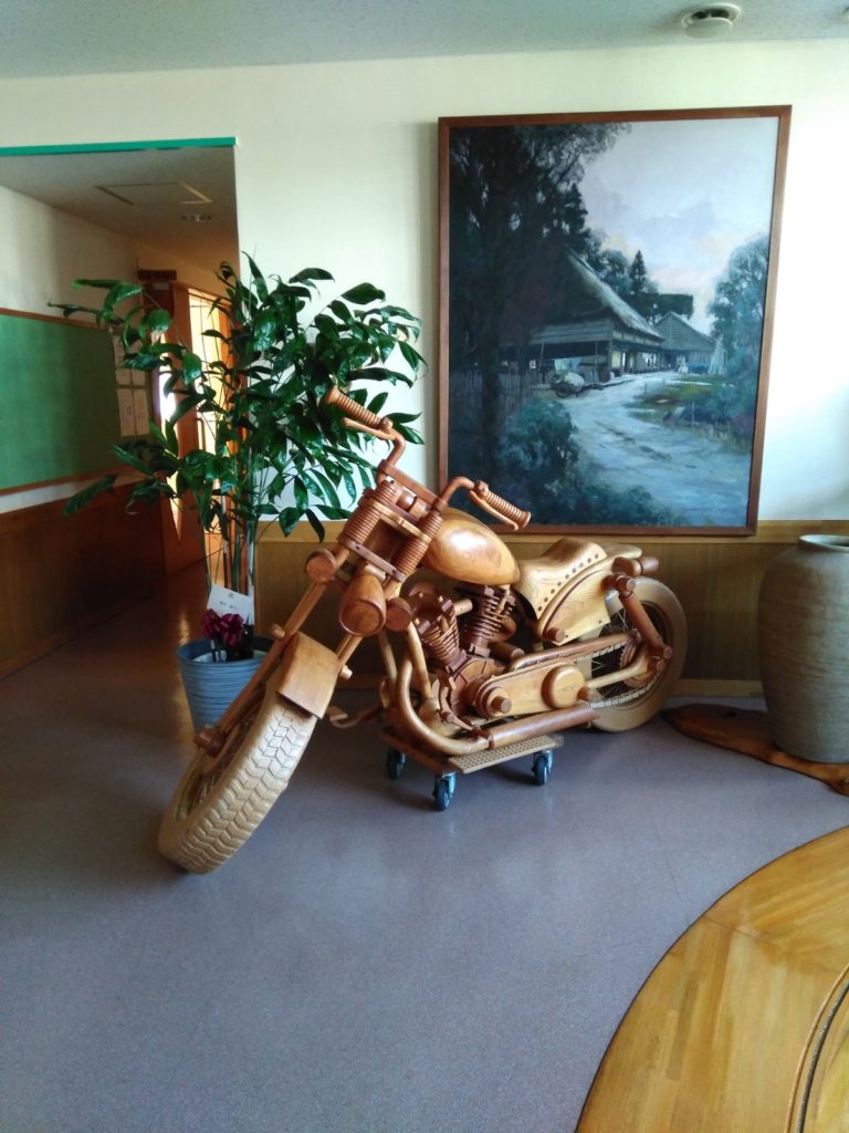 木彫りのバイクが!