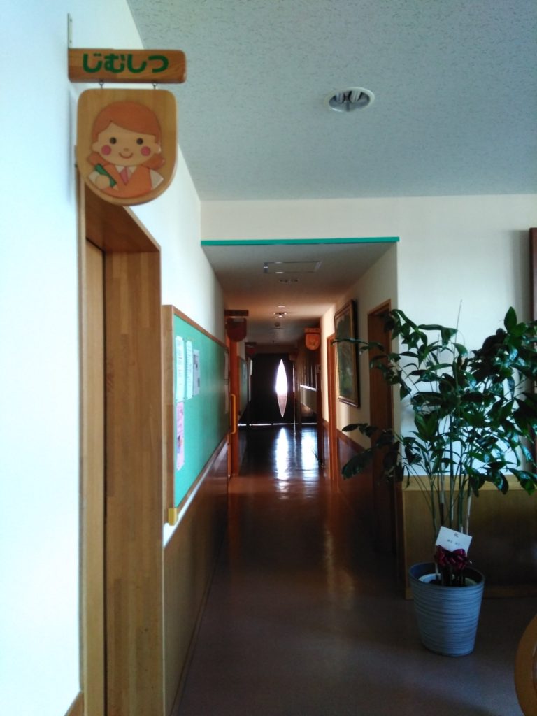 「じむしつ」といったひらがなの表示と似顔絵にほっこりします^^