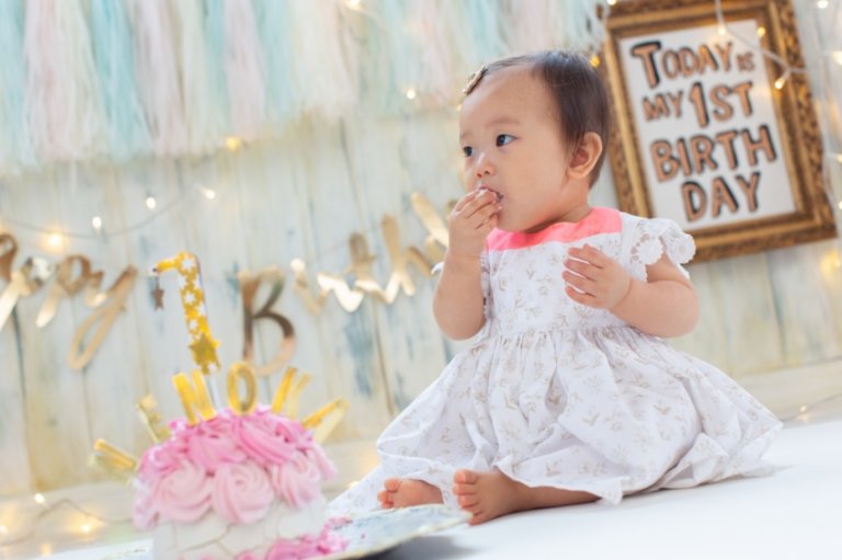 お兄ちゃんと一緒に 天使の衣装でケーキスマッシュ トイガルテン